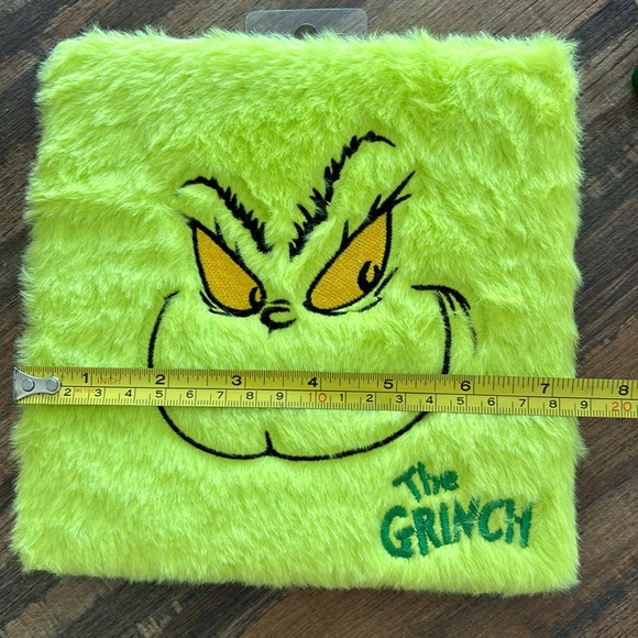 Grinch Eyeshadow Palette - Picture 8 of 9